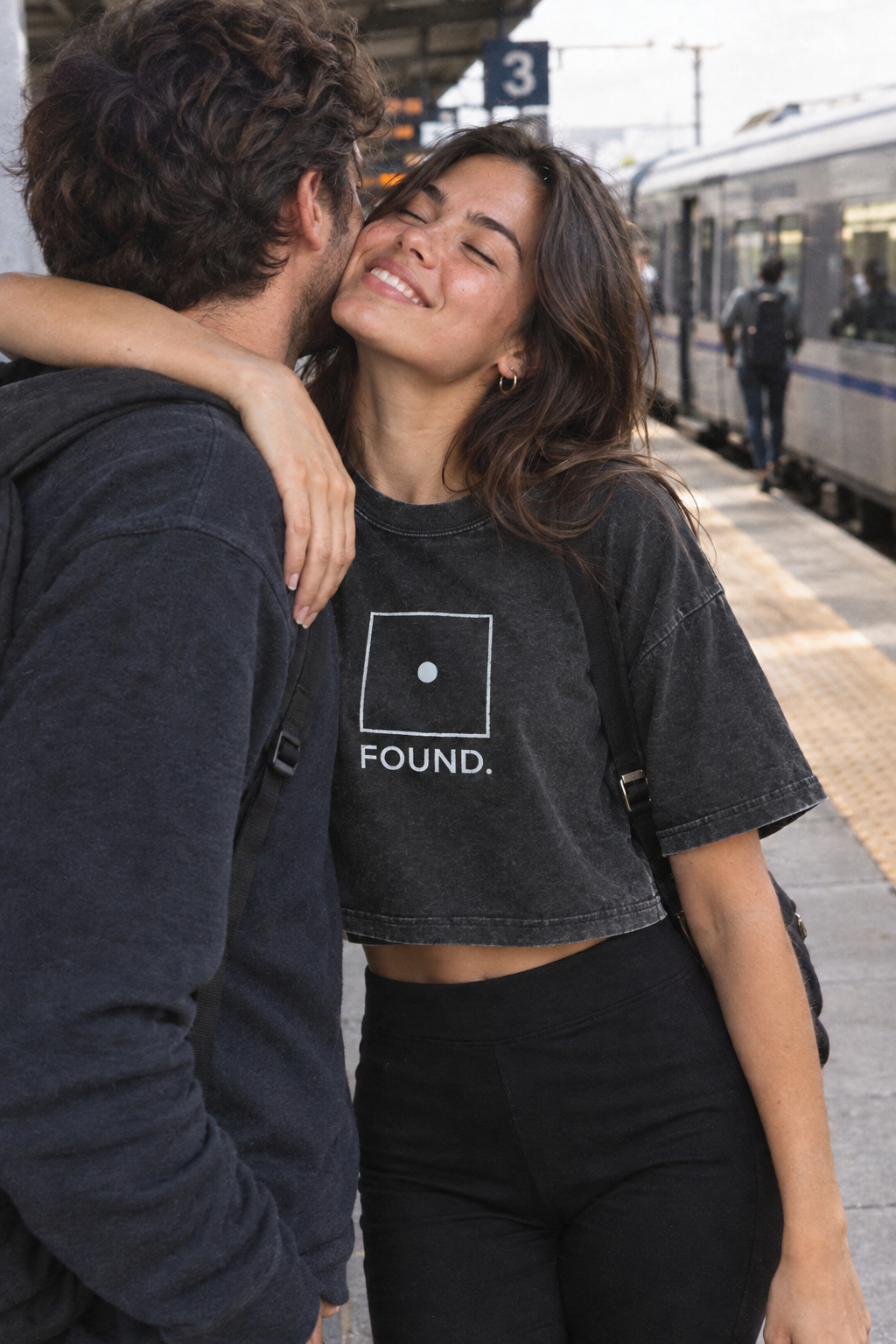 Found cropped tee, abbraccio in stazione